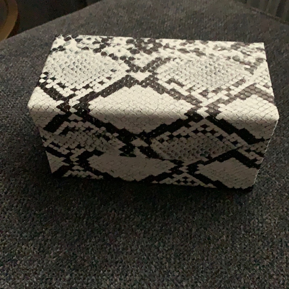 Quay sunglasses storage box w/magnetic Closure